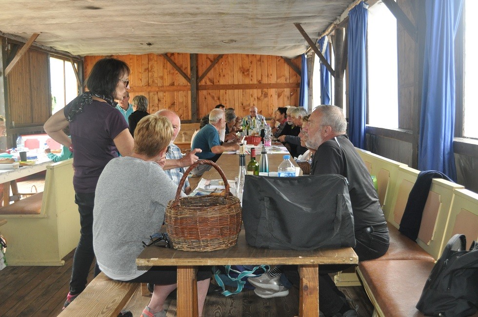 22 06 06 325 une table min