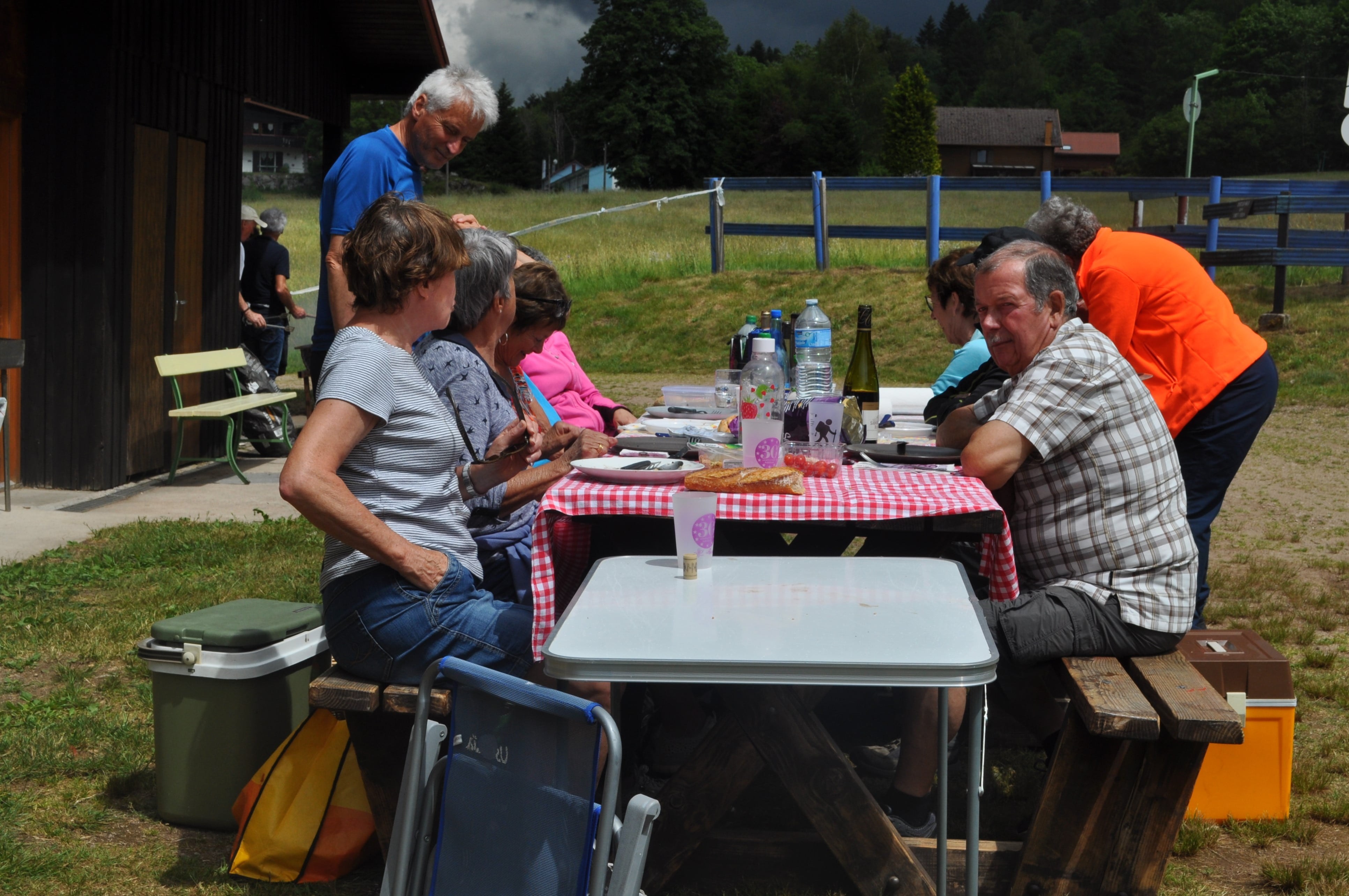 22 06 06 327 une table min